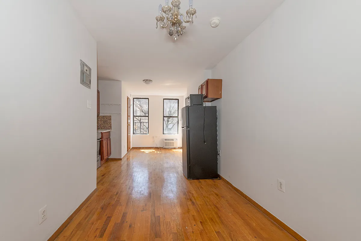 Building Photo - 225 E 5th St #3D