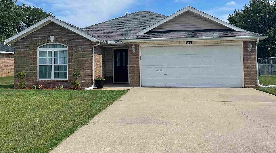 1st image of 600 Maplewood Dr