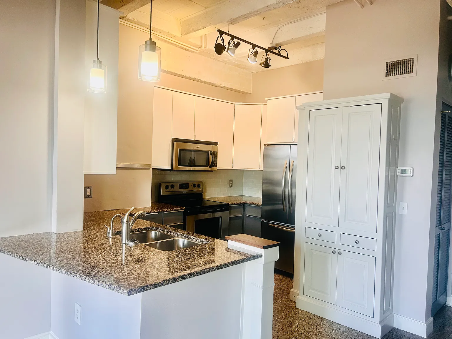 2 bed, 1154 sqft, $2,300 — Photo 4