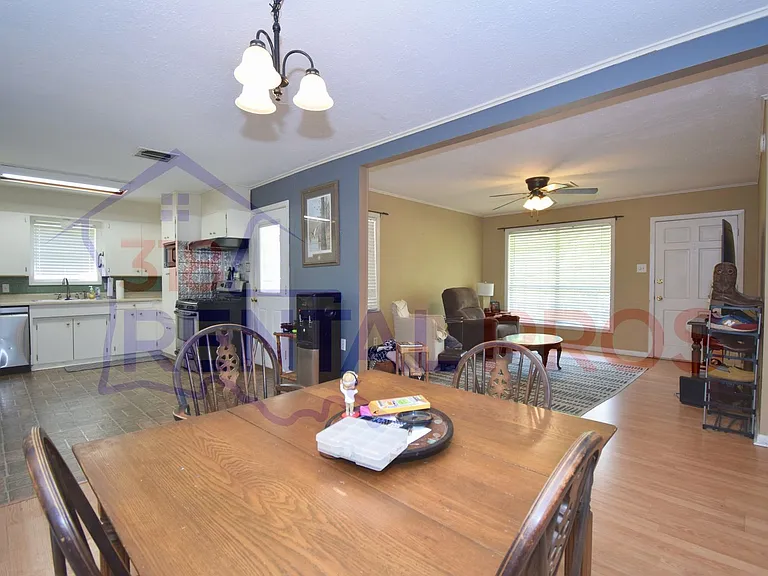 1201 Greenwood Dr — Photo 6