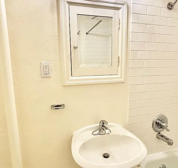 T0108 - Laurelview Apartments — Photo 20