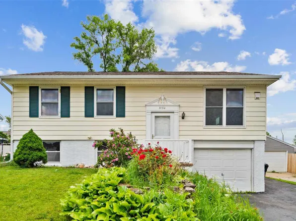 3134 Bayberry Dr SW, Cedar Rapids, IA 52404