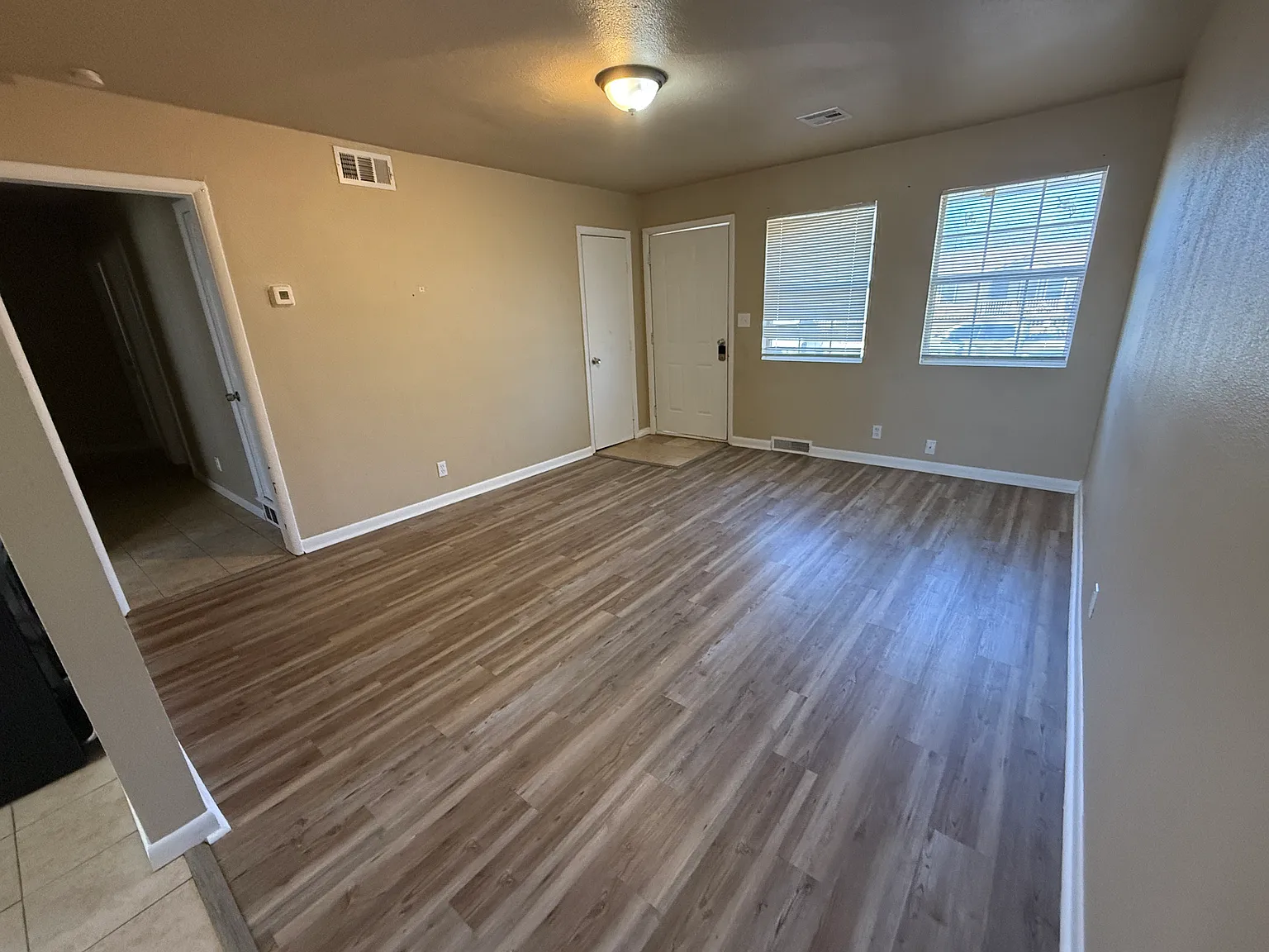 3 bed, 864 sqft, $1,300 — Photo 2