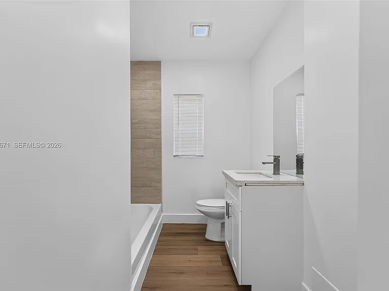 1900 SW 6th St #6 — Photo 11
