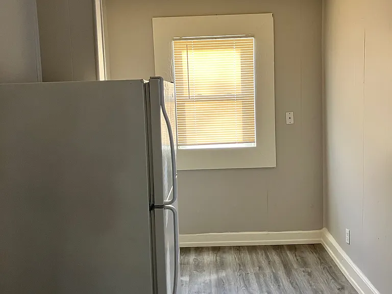 936 N Riley Ave — Photo 8