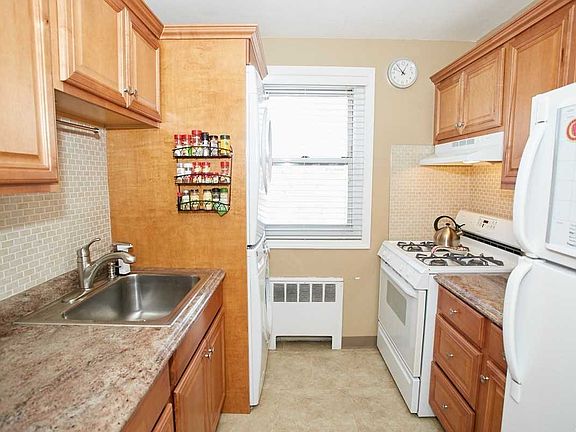 5th image of 226-38 Kingsbury Ave #B