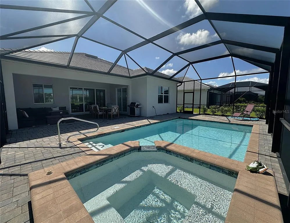 3 bed, 2.0 bath, 2006 sqft, $9,000 — Photo 3