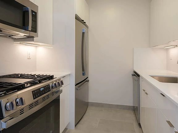 4th image of 305 W 50th St APT 8B