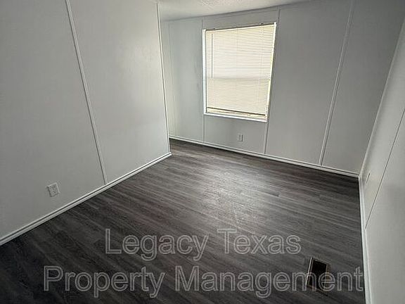 3rd image of 5617 County Road 915