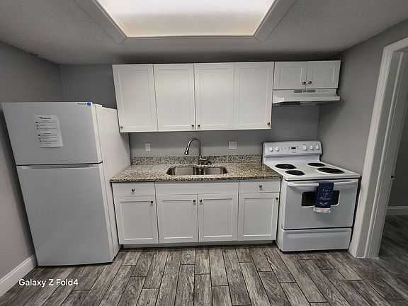 5th image of 1400 Strawberry Pl #32