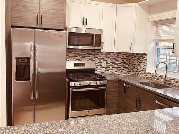 4th image of 2825 Sampson Ave #2