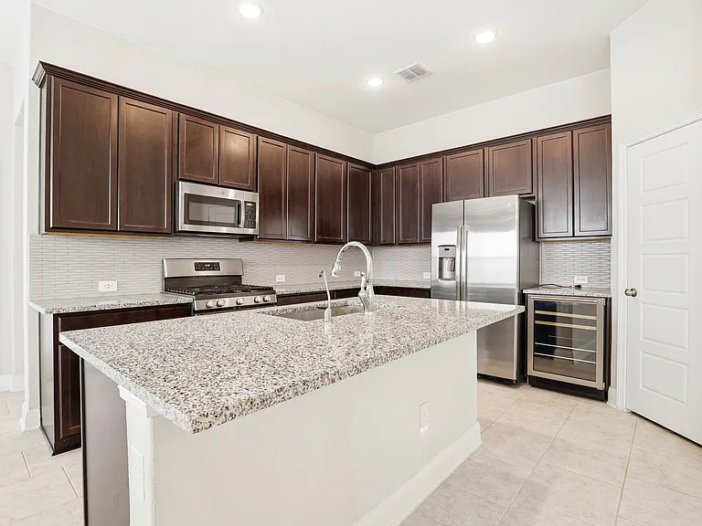 12139 Casparis — Photo 3