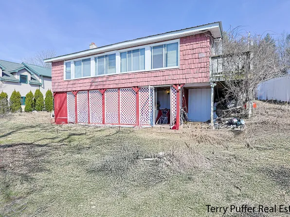 692 Lake 16 Dr, Allegan, MI 49010