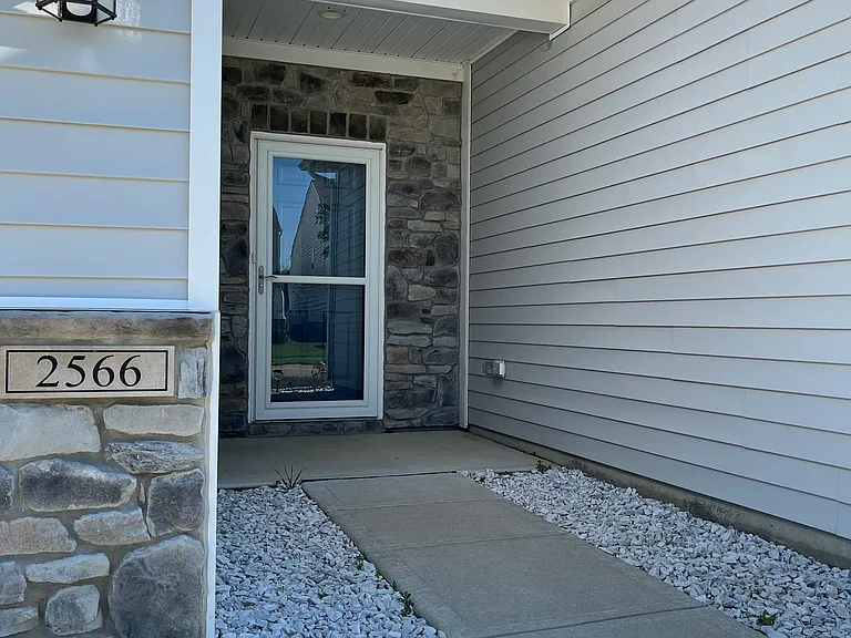 2566 Creek Bank Dr — Photo 2