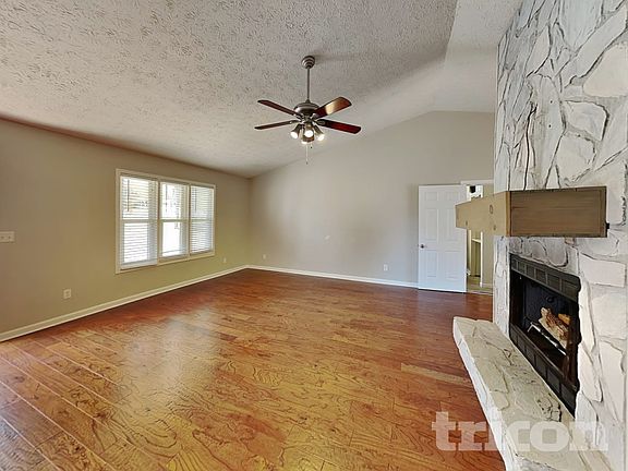 4th image of 414 River Point Dr