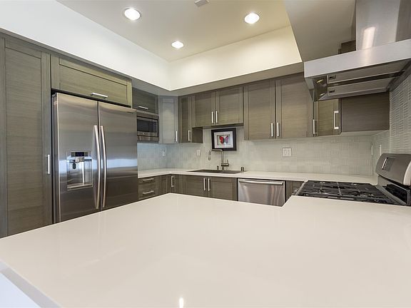 3rd image of 7133 Hawthorn Ave APT 201