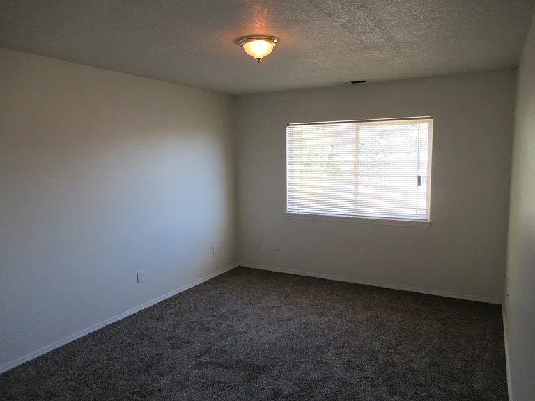 Large Three Bedroom Duplex in Keizer! — Photo 2