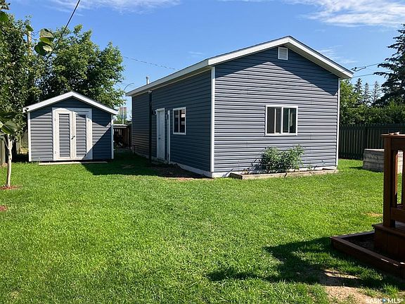 4th image of 709 6th AVENUE W