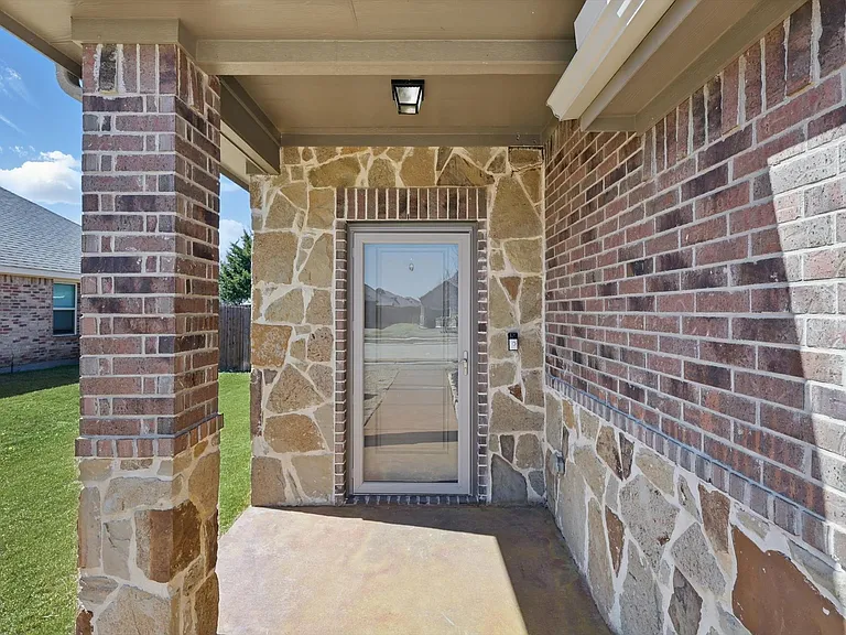 1530 Woodlake Dr — Photo 3