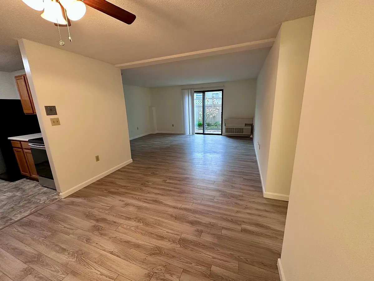 Building Photo - 15 Village Rock Ln #1