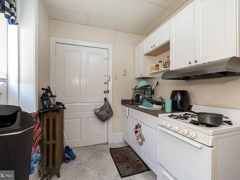 901 Queen St #4 — Photo 3