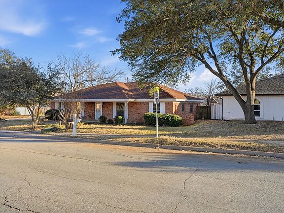 3rd image of 1401 Country Manor Rd