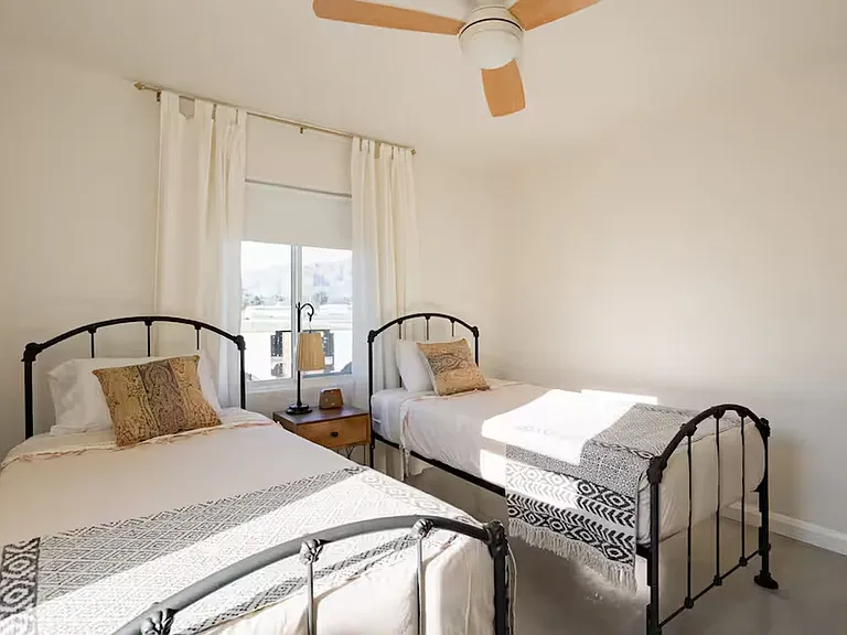 1402 E Roger Rd — Photo 21