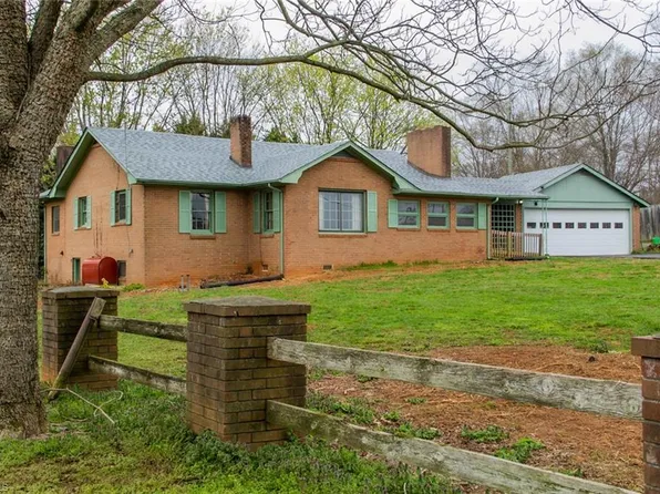 2005 Eldora Rd, Ararat, NC 27007