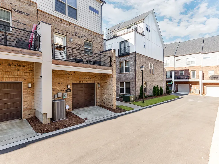 16031 Roscoe Ln — Photo 37