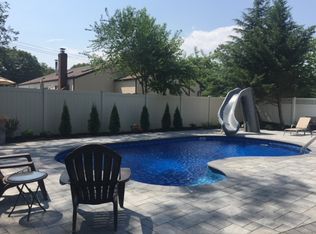 8 Inverness Rd, Holbrook, NY 11741