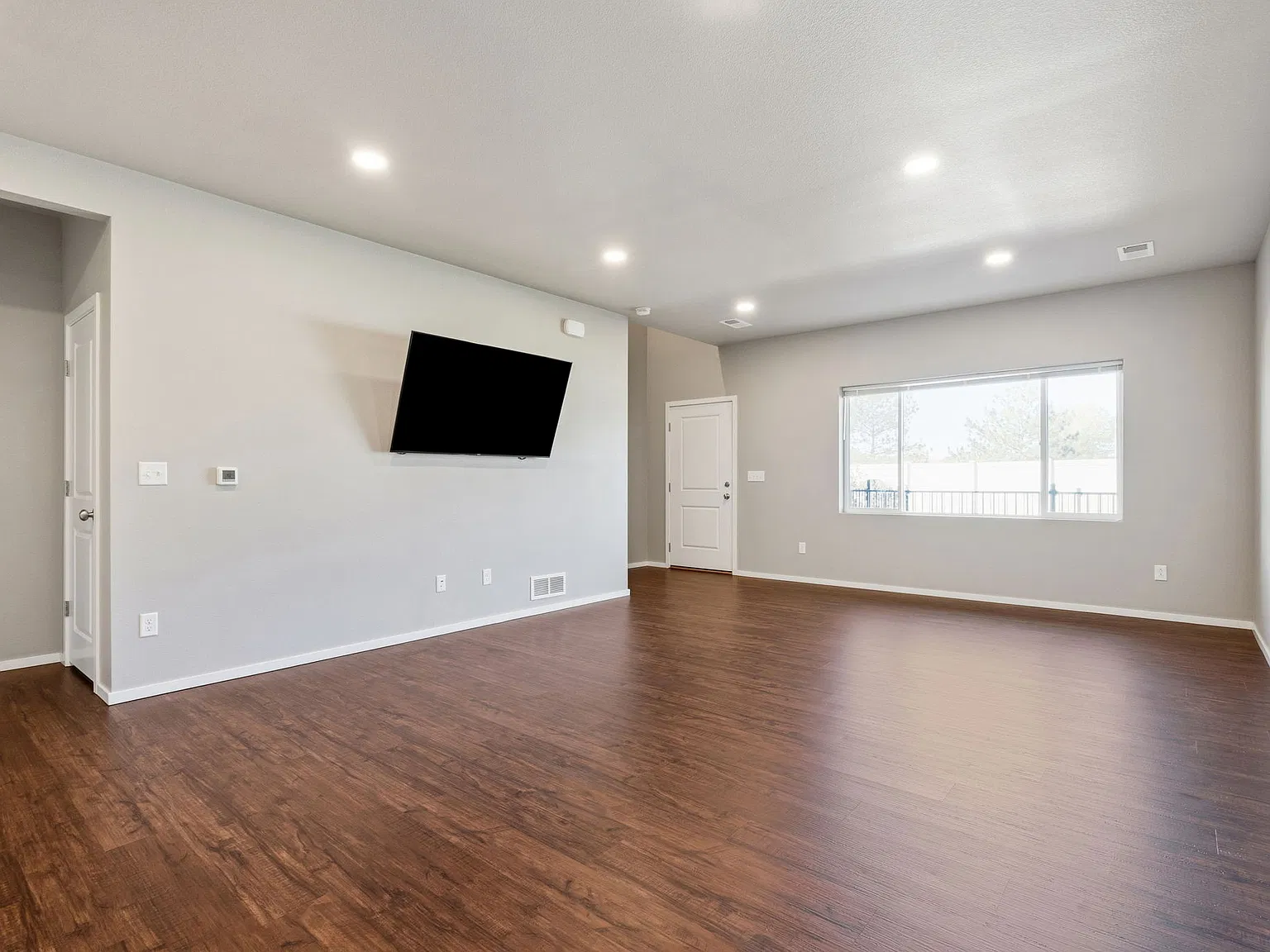 3 bed, 2.5 bath, 1800 sqft, $2,395 — Photo 4
