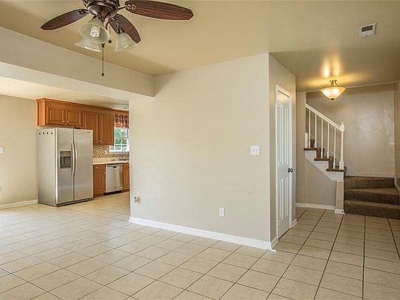 5th image of 944 Woodcreek Dr