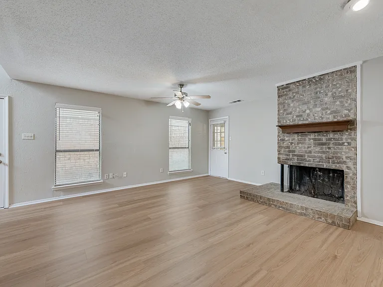 2811 Capella Cir — Photo 4