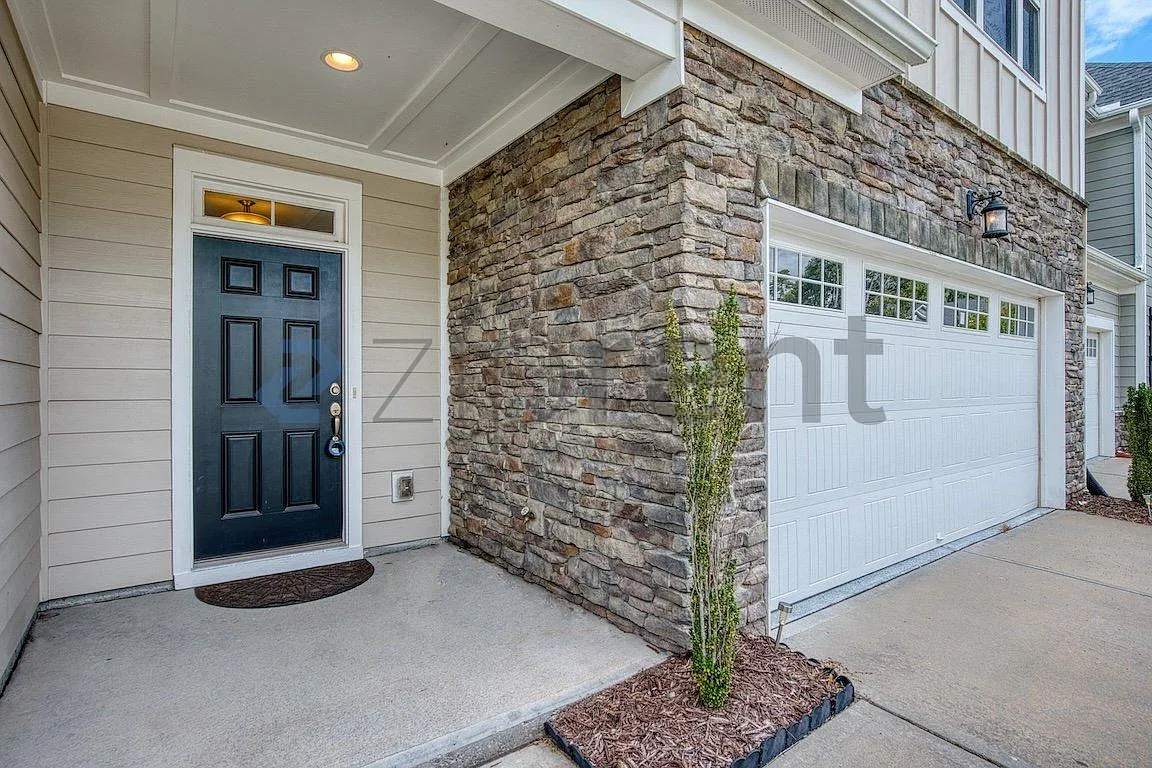 3 bed, 2.5 bath, 2123 sqft, $2,200 — Photo 3