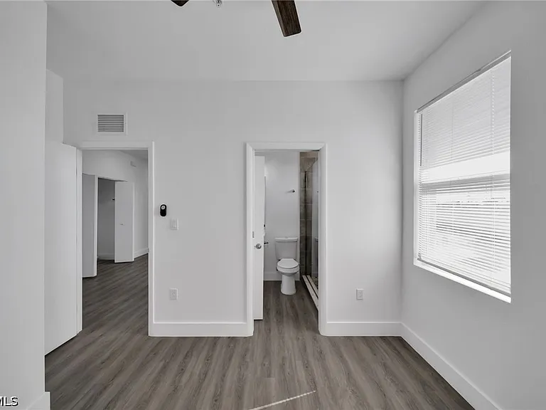 275 SW 4th St — Photo 6