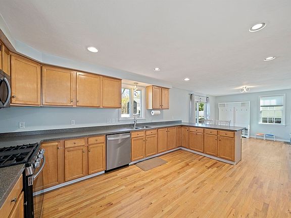 4th image of 124 Pond St