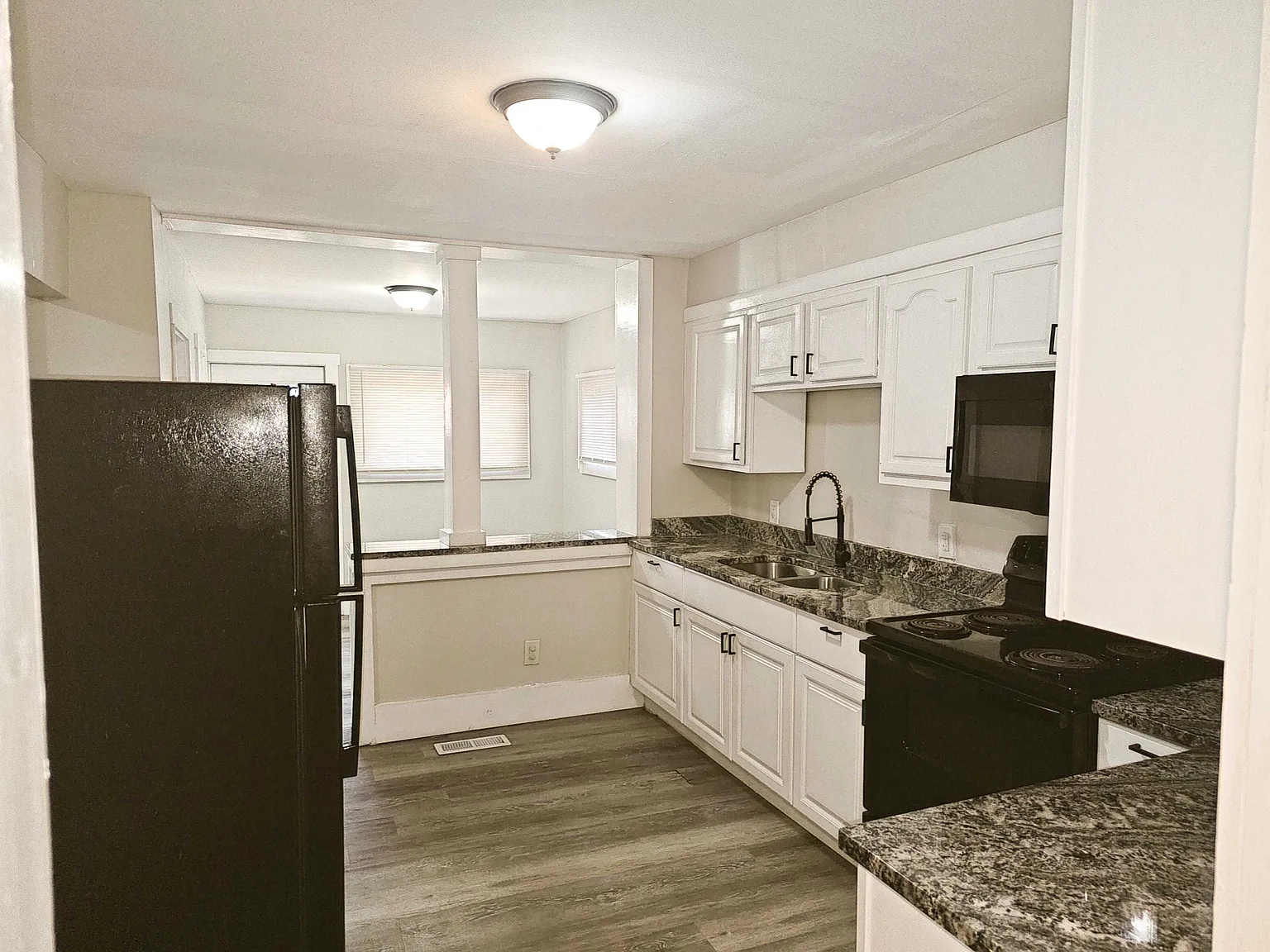 6 bed, 2600 sqft, $2,650 — Photo 3