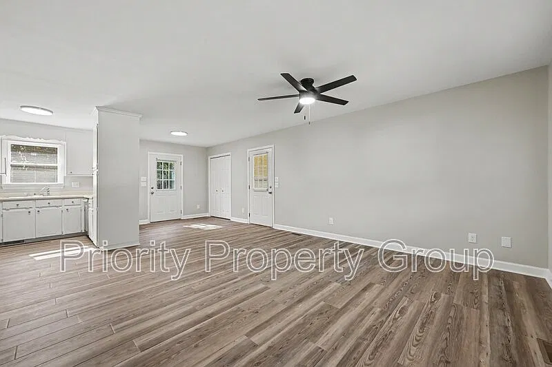 3 bed, 2.0 bath, 1040 sqft, $1,600 — Photo 3