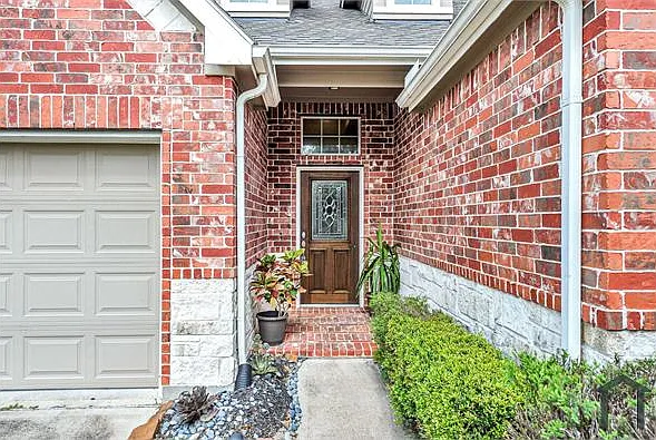 5 bed, 2765 sqft, $2,990 — Photo 2
