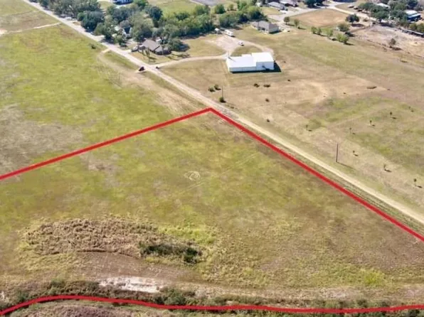 712 Earl St, El Campo, TX 77437