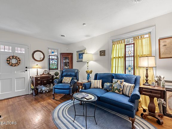3rd image of 127 Woodmont Cir