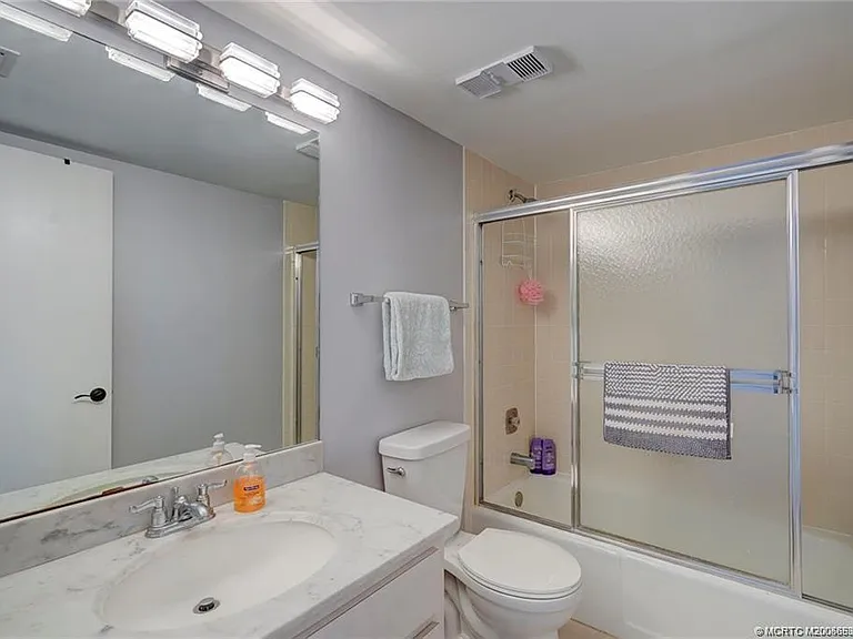 310 NE Golfview Cir #310 — Photo 5