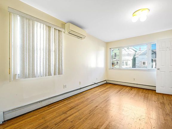 4th image of 18-12 121st St