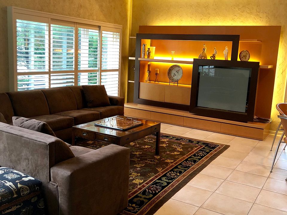 1st image of 10 Hamlet Dr