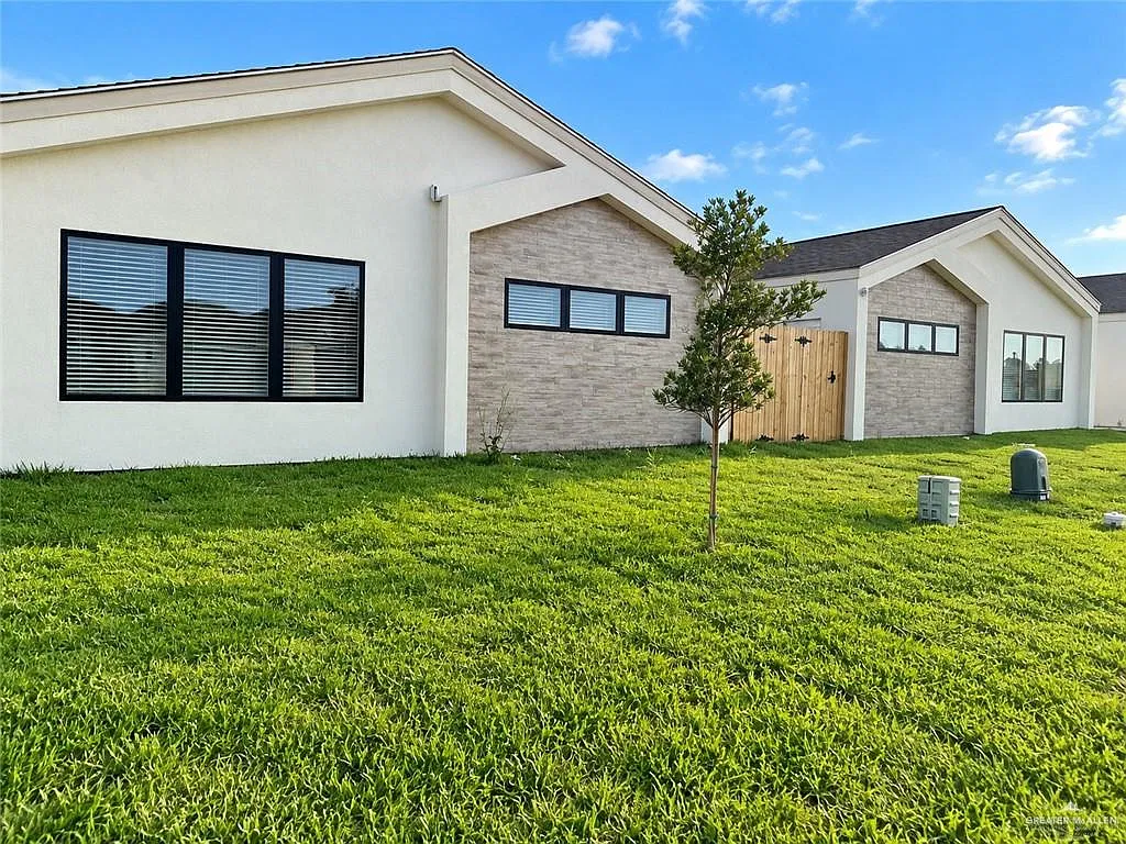 3 bed, 2.0 bath, 1237 sqft, $1,300 — Photo 2