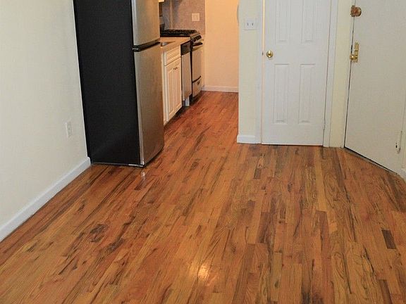 2nd image of 322 E 6th St APT 5