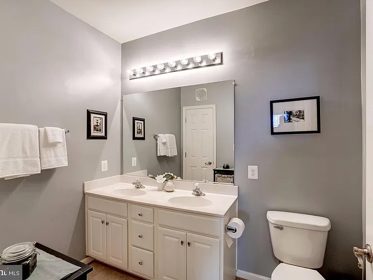 21228 McFadden Sq #211 — Photo 24