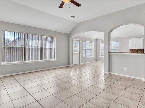 3rd image of 2827 Rosewood Blvd