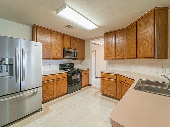 3rd image of 2813 Crestwood Dr