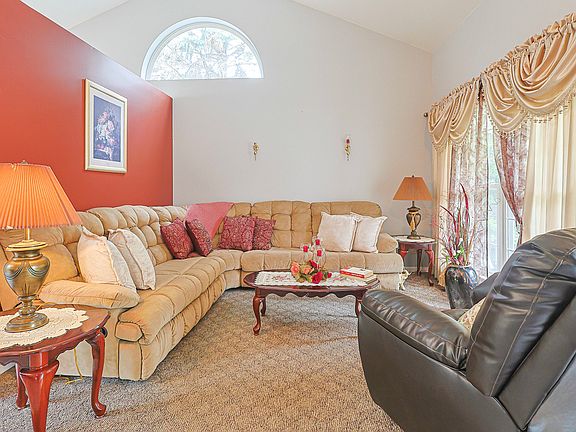 5th image of 15 Brittany Ct